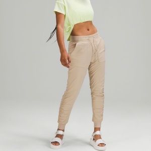 Lulu Lemon 🍋 Beyond the Studio Jogger size 8